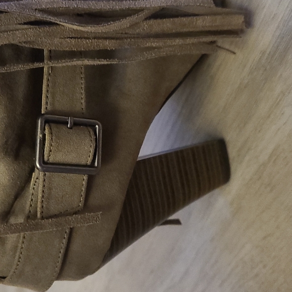 Women's Suede Fringed Boots - Picture 4 of 9